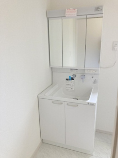 【独立洗面台】 | ☆☆☆新築住宅　内郷高坂町２期　限定１棟！！オール電化♪ご案内随時受付中です♪ | 朝の支度にも助かる、独立の洗面化粧台！
くもりを軽減するミラーやワイドの大きいカウンター