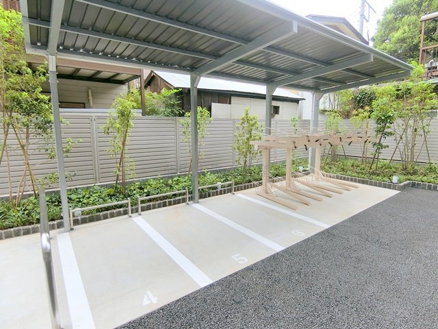 プラウドフラット西蒲田のその他共用部分|ラック式の駐輪場・バイク置き場
