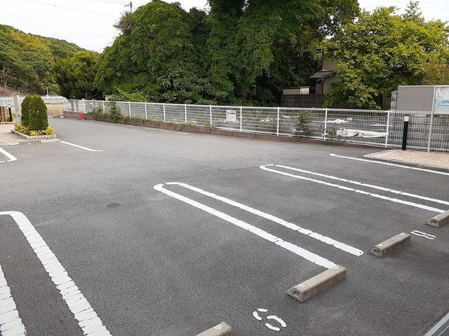 グラン　フレールⅡの駐車場