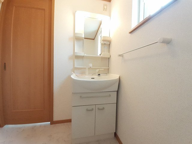 コンステラシオンの洗面所|明るい洗面所です