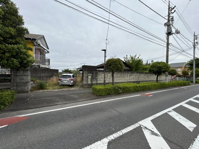 売地　渋川市渋川の前面道路含む現地写真
