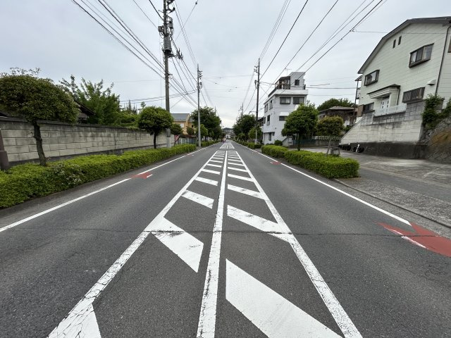 売地　渋川市渋川の前面道路含む現地写真