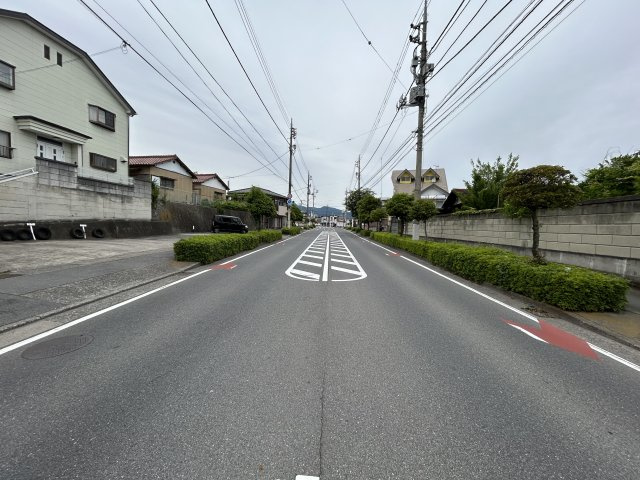 売地　渋川市渋川の前面道路含む現地写真