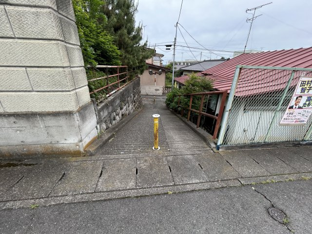 売地　渋川市渋川の前面道路含む現地写真