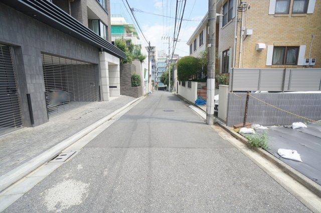 元代々木町　土地の前面道路含む現地写真|北西側公道　幅員約4.4m　間口約19.5m