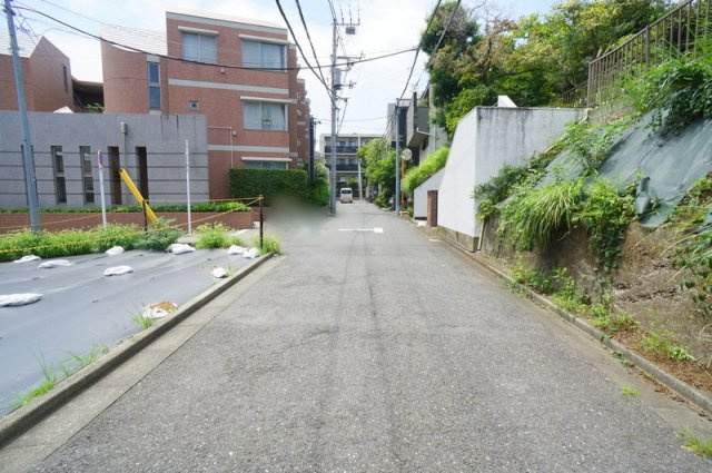 元代々木町　土地の前面道路含む現地写真|北西側公道　幅員約4.4m　間口約19.5m