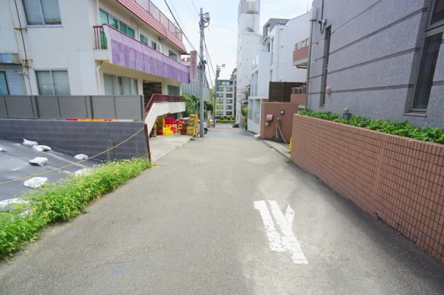 元代々木町　土地の前面道路含む現地写真|南西側私道　幅員約4.5m　間口約11.8m