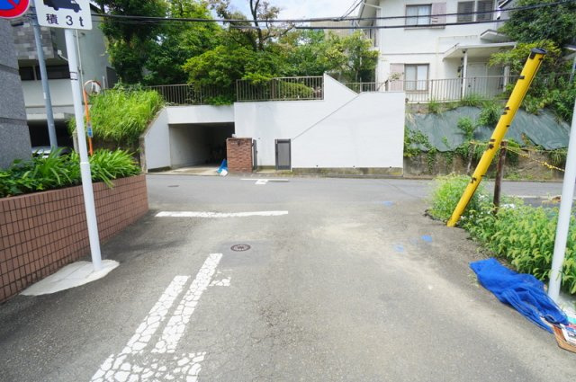 元代々木町　土地の前面道路含む現地写真|南西側私道　幅員約4.5m　間口約11.8m