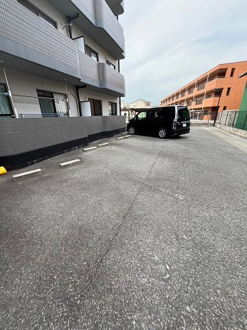 メゾンファミーユの駐車場|駐車場があるので、車を買う予定の方も安心です