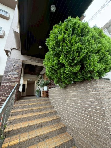 リュエル岡本のエントランス