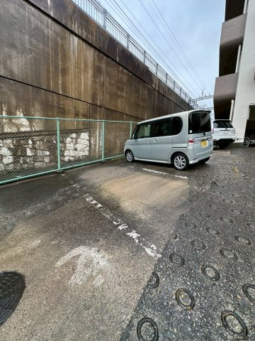 リュエル岡本の駐車場