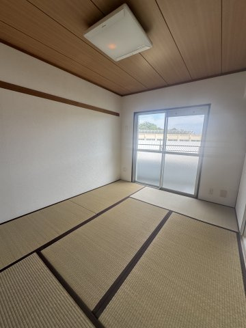 シャトラン上池田の和室