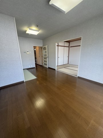 シャトラン上池田の居間・リビング