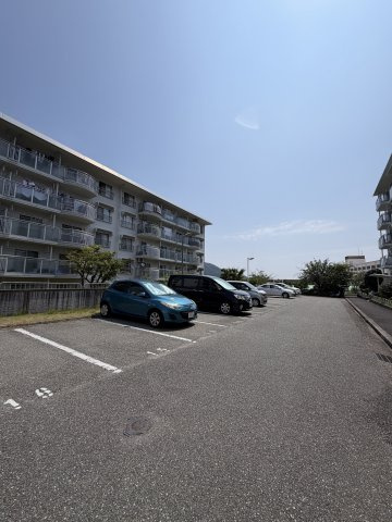 横尾1団地号63号棟の駐車場
