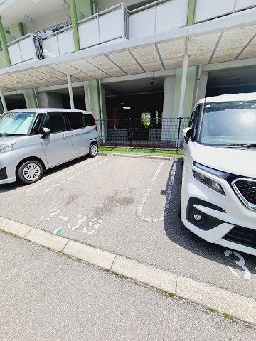 UR武庫川 3号棟の駐車場