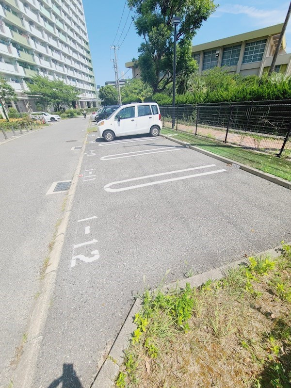 UR武庫川　1号棟の駐車場