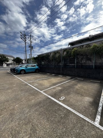 ロイヤル日赤通の駐車場