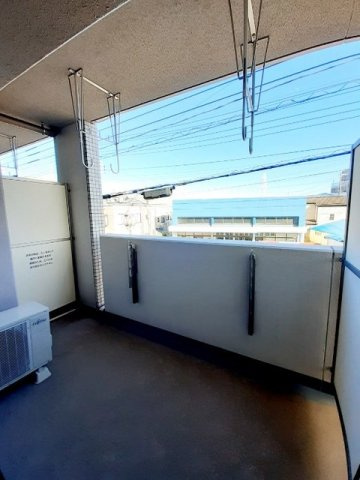 暖かな日差しのふりそそぐバルコニー
