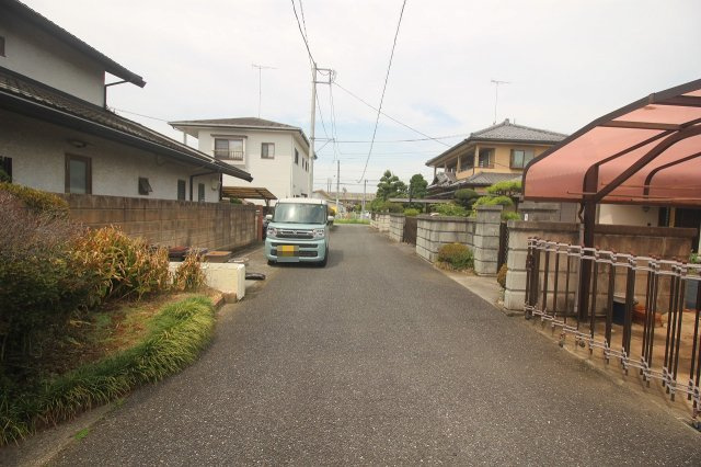 小山市喜沢の前面道路含む現地写真|物件前から見た道路の様子です。周辺には戸建て住宅が建ち並ぶ、落ち着いた住環境となっています。