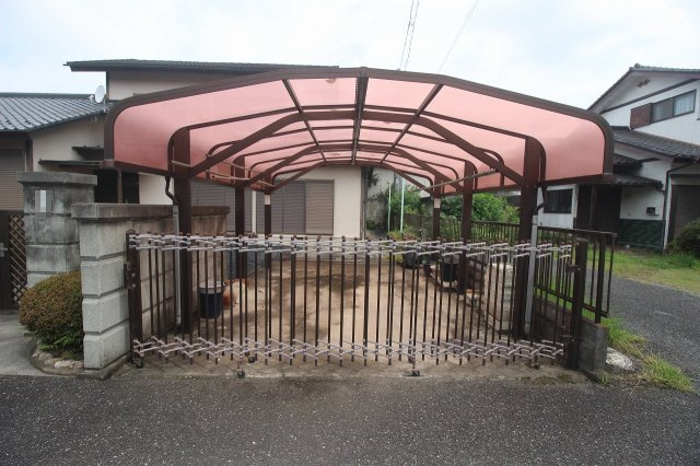 小山市喜沢の駐車場|雨や日差しから車を守るカーポート付き。入り口には伸縮門扉があり、防犯面にも配慮されています。
