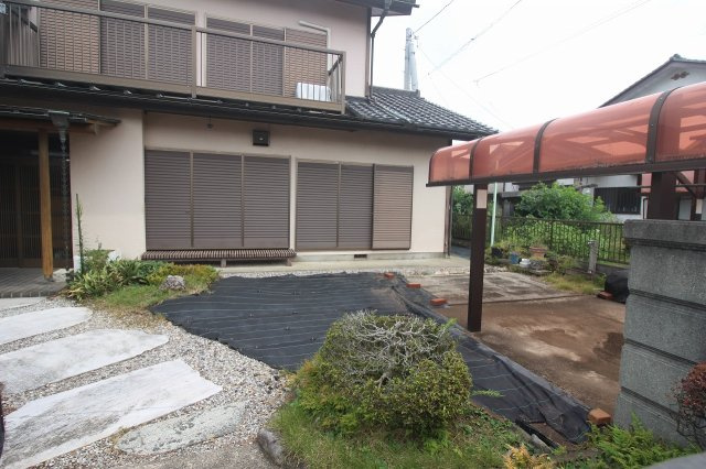 小山市喜沢の庭|庭に面して大きな掃き出し窓があり、室内から外へ出入りしやすい造り。ガーデニングなども楽しめます。