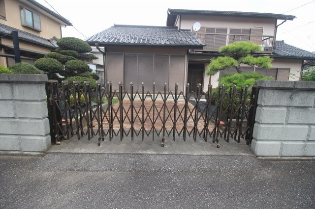 小山市喜沢の外観|防犯面にも配慮された外構となっています。
