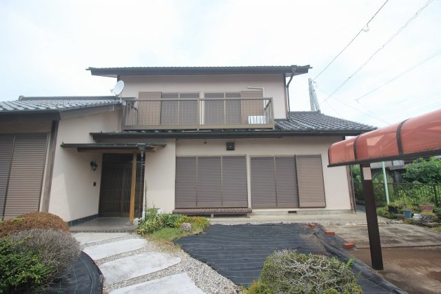 小山市喜沢の外観|横幅のあるバルコニーや、庭に面した大きな窓が確認できます。