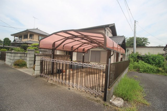 小山市喜沢の外観|屋根付きの駐車スペースがあり、雨や日差しから大切な車を守ります。入り口には門扉も付いています。