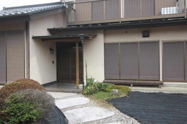 小山市喜沢の玄関|庭の飛び石を進んだ先にある玄関。