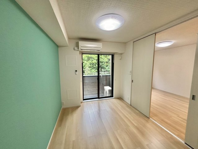 クレシェントの洋室