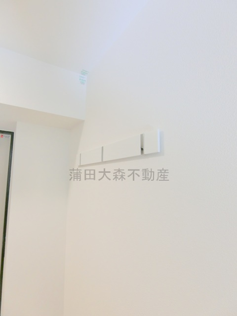 ADORE URBAN大森町Aの設備|玄関　コートハンガー