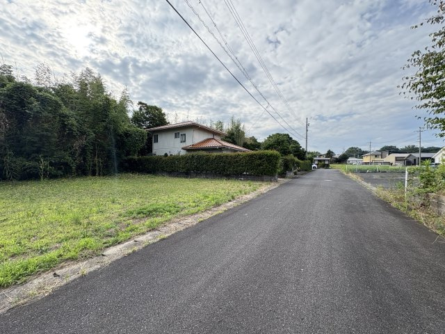 米子市淀江町西尾原　売土地の前面道路含む現地写真