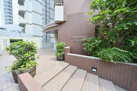 代官山デュープレックスのエントランス|ペット飼育可能な平成１１年築のデザイナーズマンション、代官山デュープレックスは即日現地案内可能となっておりますので、お気軽にお問い合わせください！