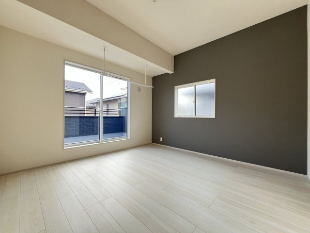 新築　藤岡市藤岡　Blooming　Garden　１号棟の洋室|　全室南向きで明るいお部屋、子供部屋は明るい方が良いですよね♪							
					
