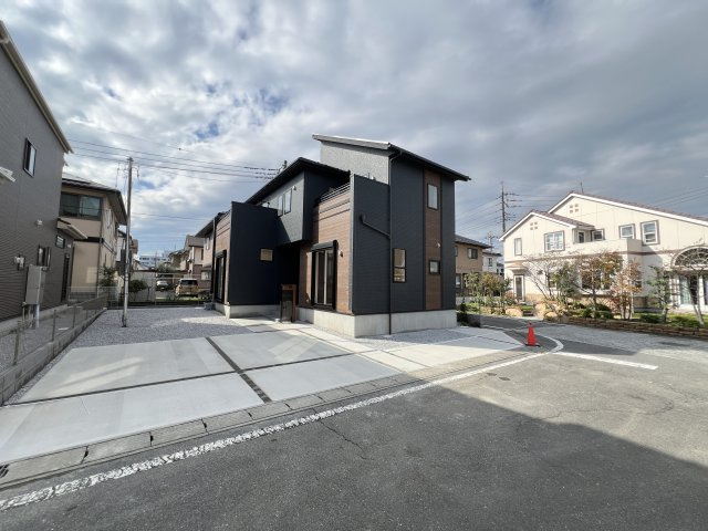 新築　藤岡市藤岡　Blooming　Garden　１号棟の前面道路含む現地写真|現地写真　北側接道幅員約5.4ｍ　東側接道幅員約5.5ｍ