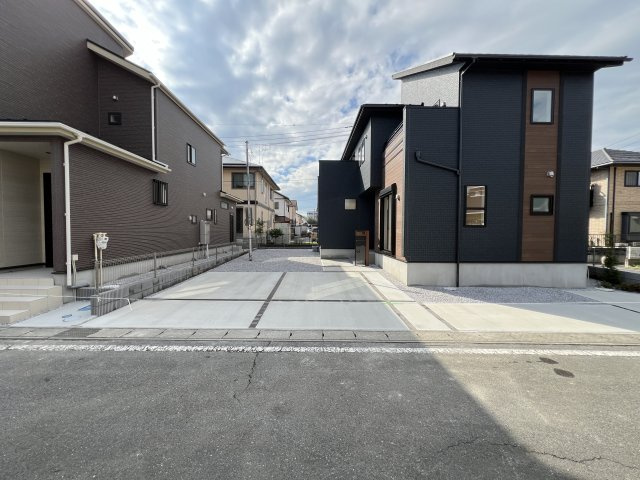 新築　藤岡市藤岡　Blooming　Garden　１号棟の駐車場|現地写真　駐車スペースは並列2台+1台分可能です！
