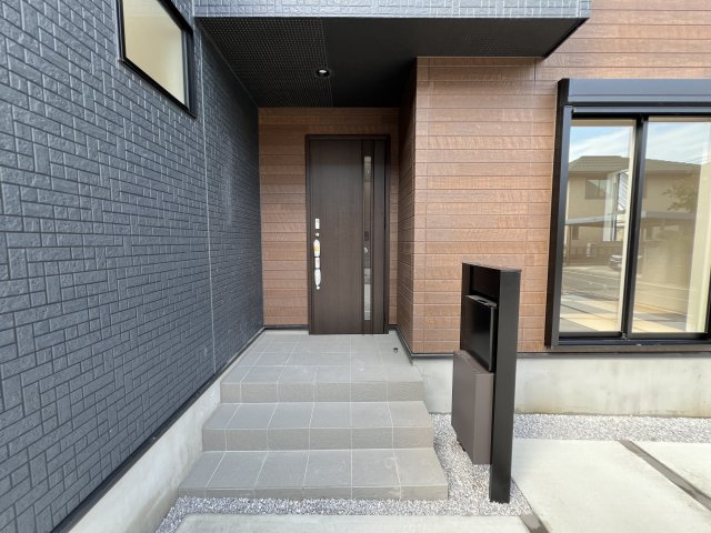 新築　藤岡市藤岡　Blooming　Garden　１号棟の玄関|　ポストと一体型のTVモニターホンでセキュリティ安心！
