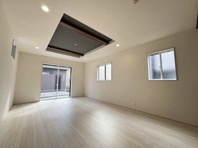 新築　藤岡市藤岡　Blooming　Garden　１号棟の居間・リビング|　18帖の広々リビングはご家族みんなでゆったりくつろげます♪
