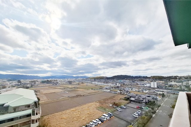 藤和喜志ハイタウンの展望|LDK側眺望：11階建ての9階部分で開けた景色を楽しめます。