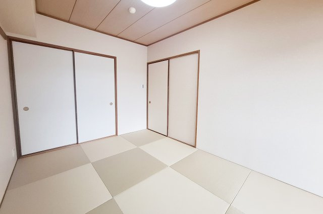 藤和喜志ハイタウンの和室|和室：半帖畳新調、クロスと襖を貼替え済み。