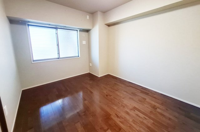 グランドパレス古市の寝室|洋室1：約7帖のゆったりとしたお部屋は寝室や趣味部屋など多用途に活用できます。