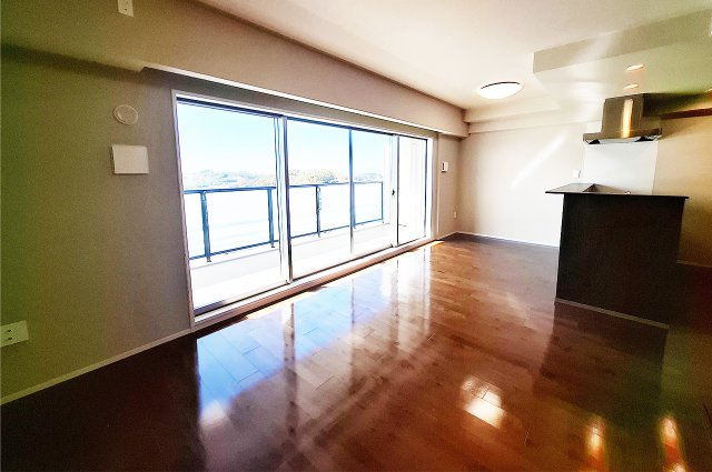 グランドパレス古市の居間・リビング|LDK：14階建ての13階部分で、リビングに面したバルコニーから開けた景色が楽しめます。