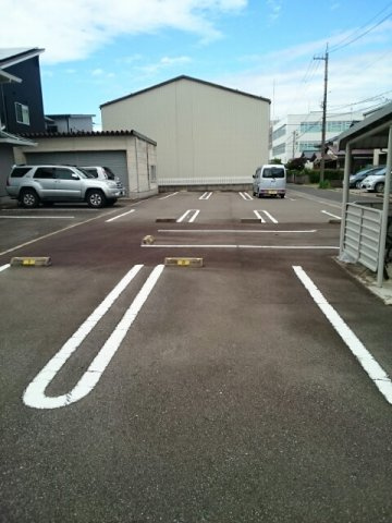 ジュネス・アルモニーの駐車場