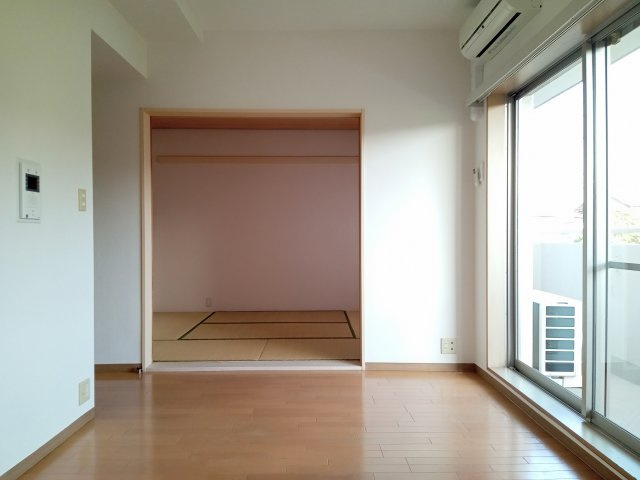 川崎市多摩区登戸の賃貸マンションの居間・リビング