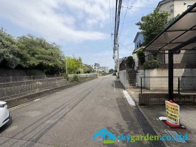 藤沢市大庭　中古戸建の前面道路含む現地写真