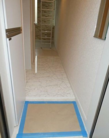川崎市多摩区東三田２丁目のアパートの玄関