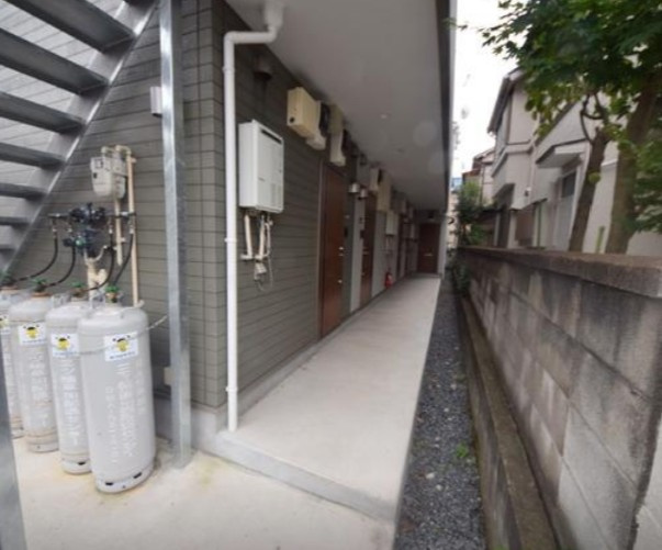 足立区足立１丁目のアパートのエントランス