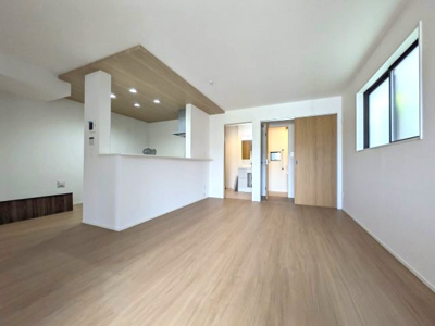 【居間・リビング】 | 【南区向洋新町】広々LDKとたっぷりの陽光。ゆとりが心地よい安心の住まい