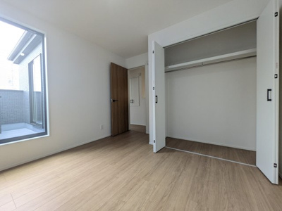 【洋室】 | 【南区向洋新町】広々LDKとたっぷりの陽光。ゆとりが心地よい安心の住まい