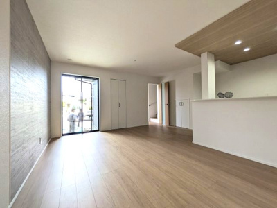 【居間・リビング】 | 【南区向洋新町】広々LDKとたっぷりの陽光。ゆとりが心地よい安心の住まい
